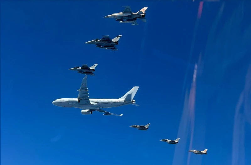 Formación de cazas Rafale B y F-16 Bloque 52+ y avión cisterna A330 MRTT. Foto: Fuerza Aérea Francesa